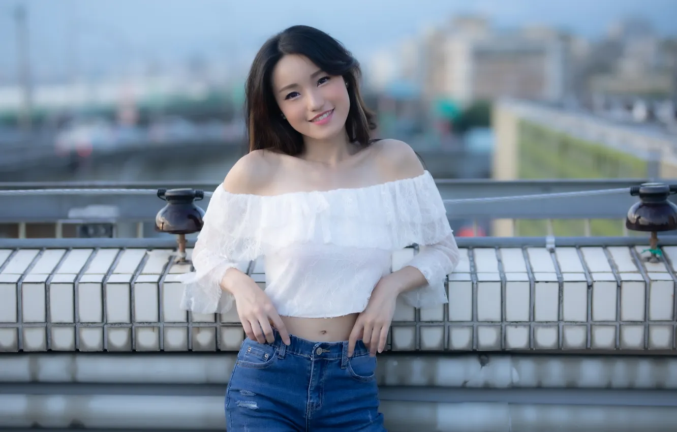 Фото обои Asian, model, women, jeans, brunette, smiling, depth of field, bare shoulders