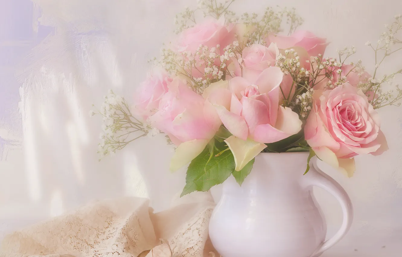 Фото обои розы, букет, розовые, кружева, кувшин, светлый фон