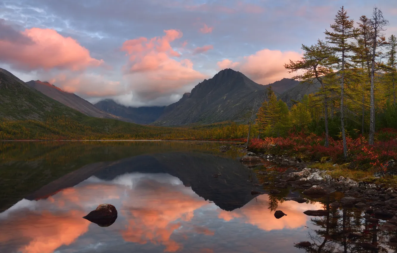 Фото обои осень, небо, деревья, горы, отражение, берег, ели, водоем