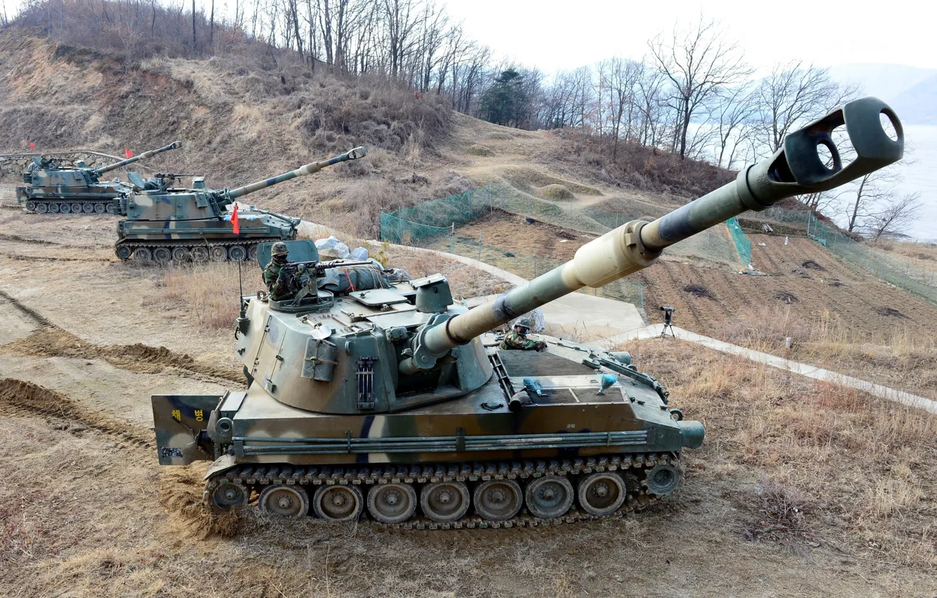 Фото обои Три, САУ, Самоходная гаубица, Self-propelled howitzer, ROKMC K-55, M109A2, Корпус морской пехоты Республики Корея, Republic …