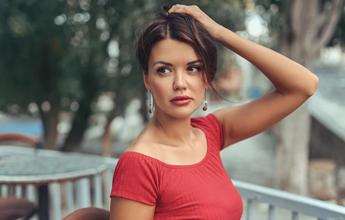 Фото обои поза, модель, портрет, макияж, брюнетка, прическа, красотка, в красном