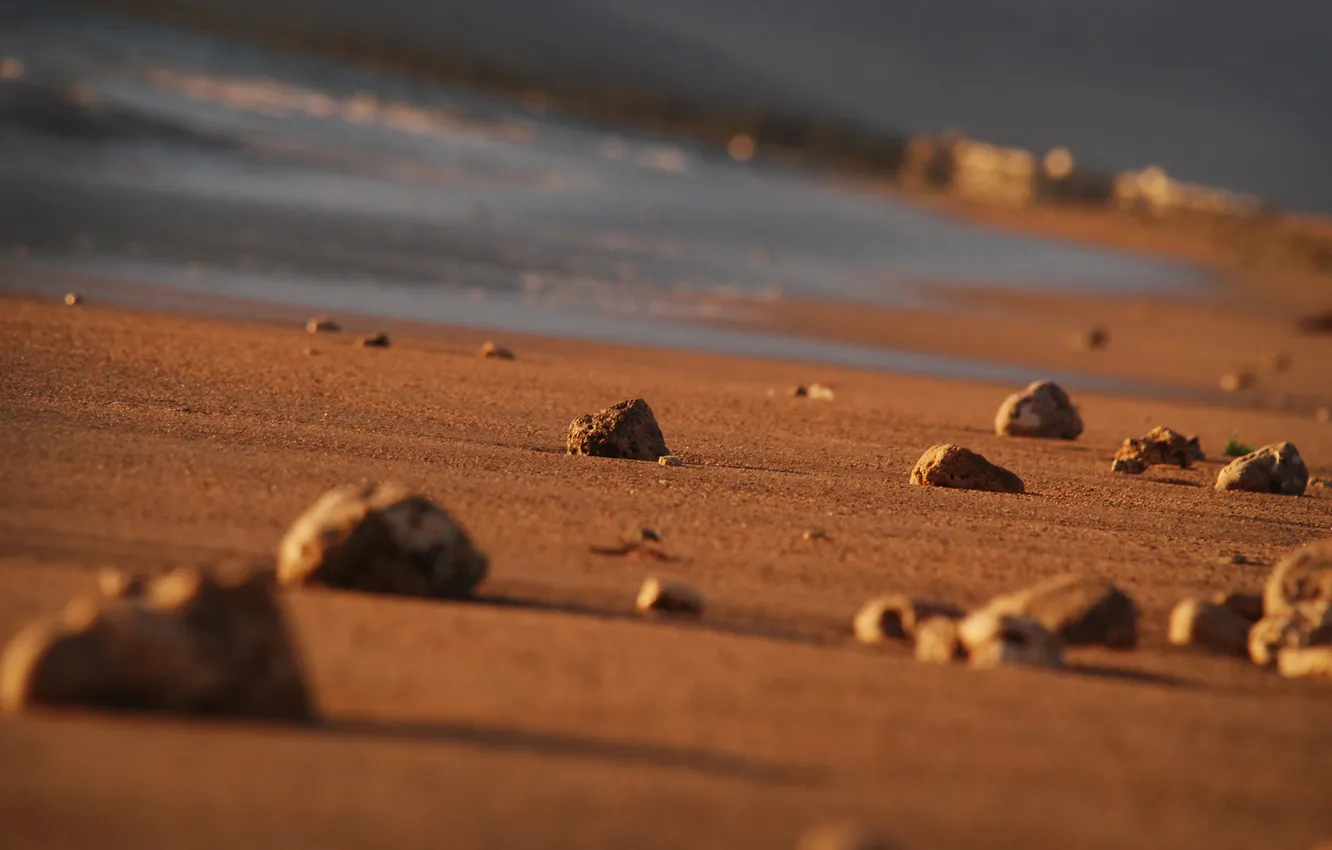 Фото обои песок, вода, макро, камни, берег, побережье, камень, фокус