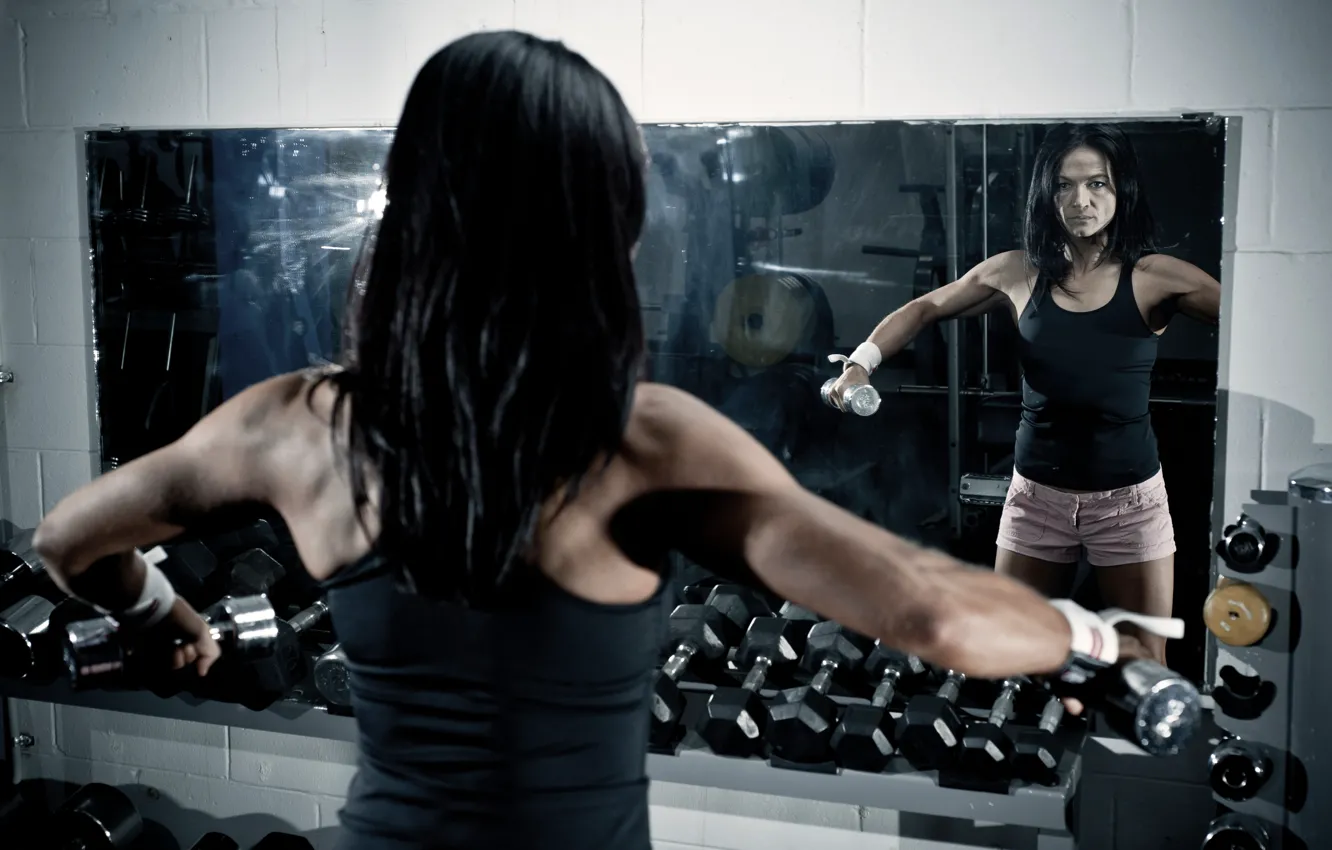 Фото обои mirror, workout, fitness, dumbbells