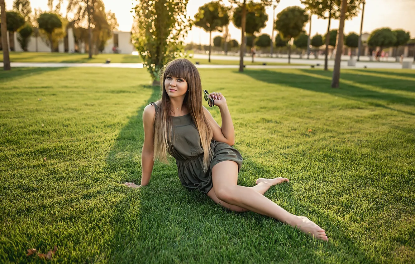 Фото обои grass, dress, look, Георгий Дьяков