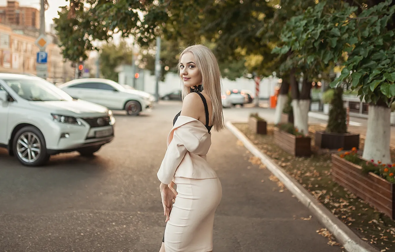 Фото обои деревья, стиль, улица, блондинка, городская фотосессия