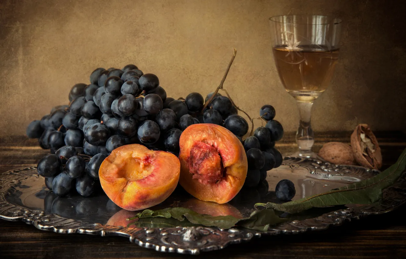 Фото обои бокал, орех, виноград, натюрморт, персик, поднос