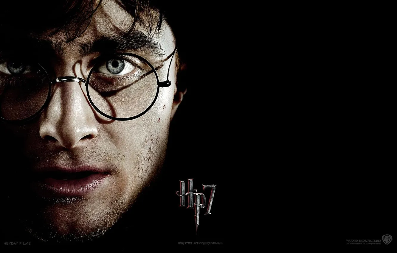 Фото обои лицо, очки, Гарри Поттер, чёрный фон, Гарри Поттер и Дары Смерти, Harry Potter and The …