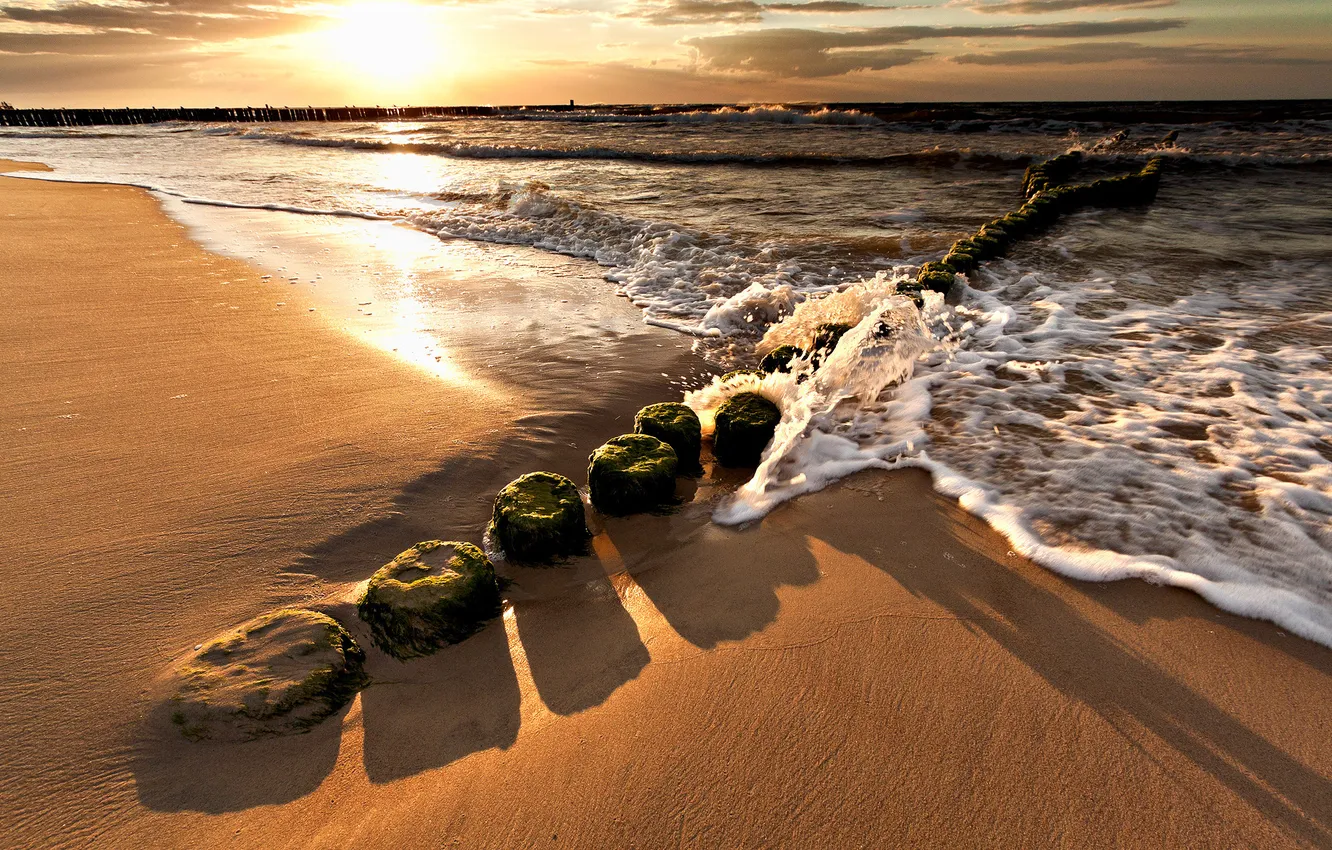 Фото обои песок, море, волны, пляж, столбы