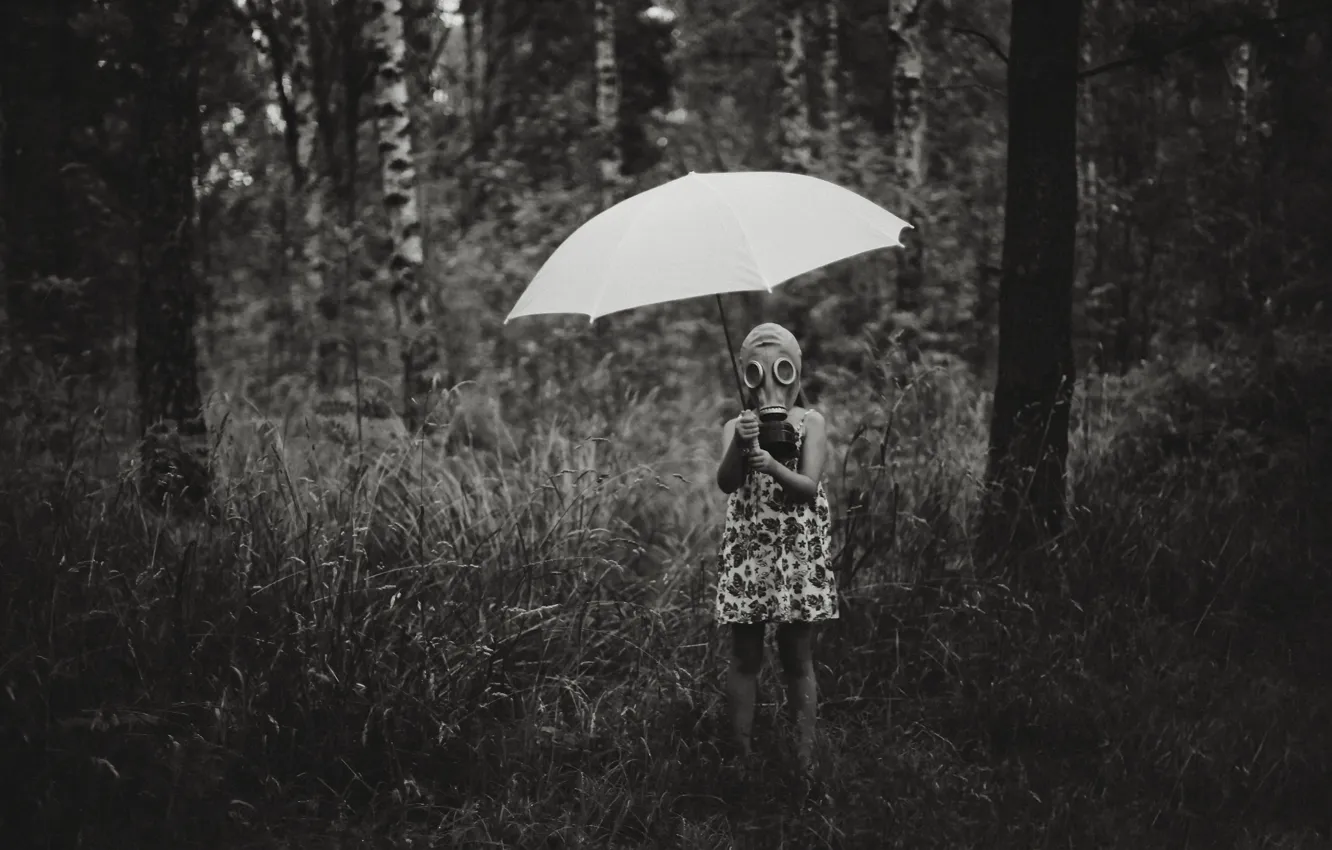 Фото обои зонт, девочка, противогаз, it can rain all the time