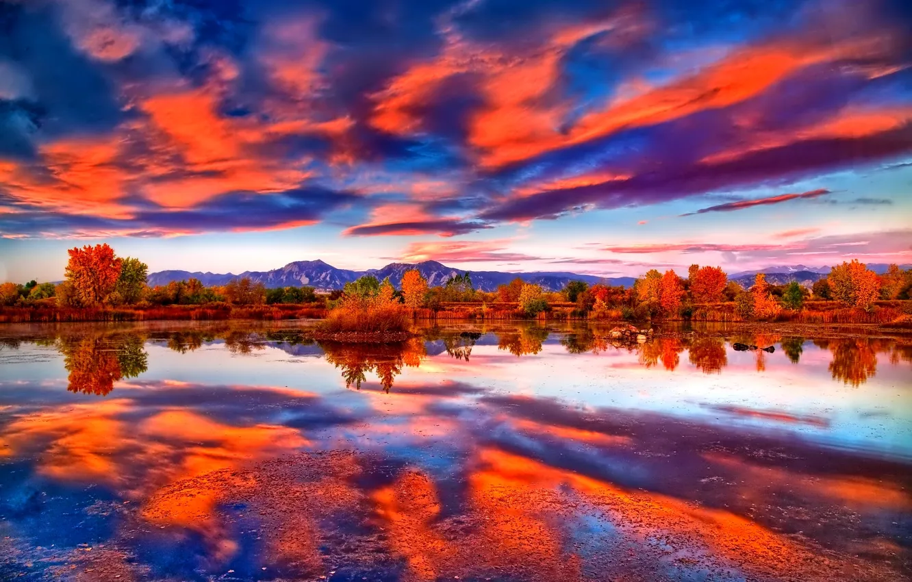 Фото обои осень, небо, облака, деревья, горы, озеро