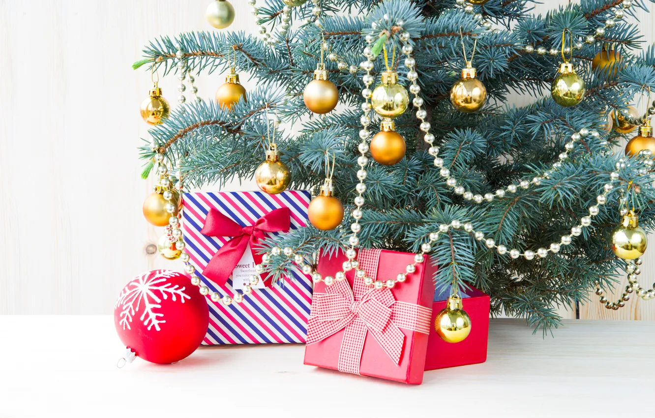 Фото обои шарики, шар, ель, Рождество, подарки, Новый год, ёлка, гирлянды