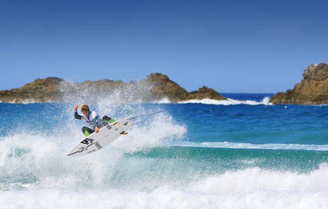 Фото обои волны, небо, брызги, камень, всплеск, серфер, серфинг, экстремальный спорт