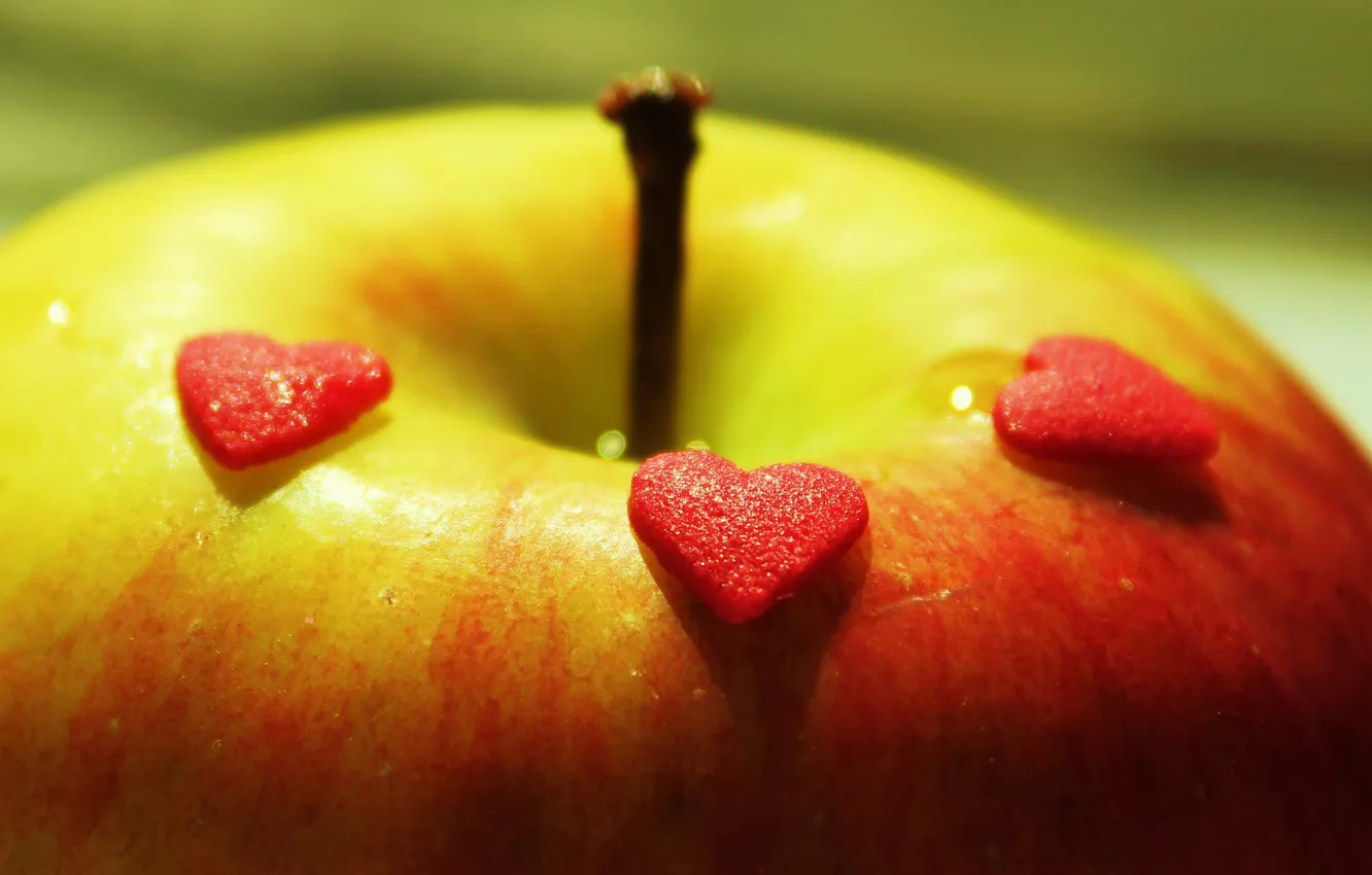 Фото обои макро, яблоко, сердечки
