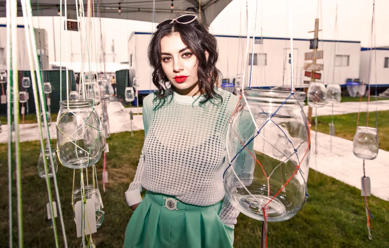 Фото обои модель, очки, банка, певица, Шарлотт, Charli XCX