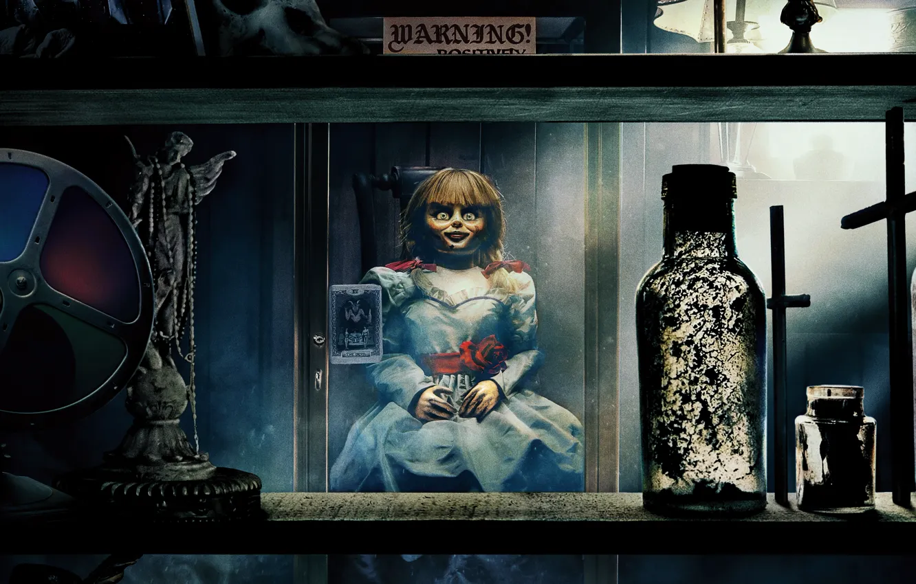 Фото обои взгляд, стекло, комната, кукла, ужасы, doll, Проклятие Аннабель 3, Annabelle Comes Home