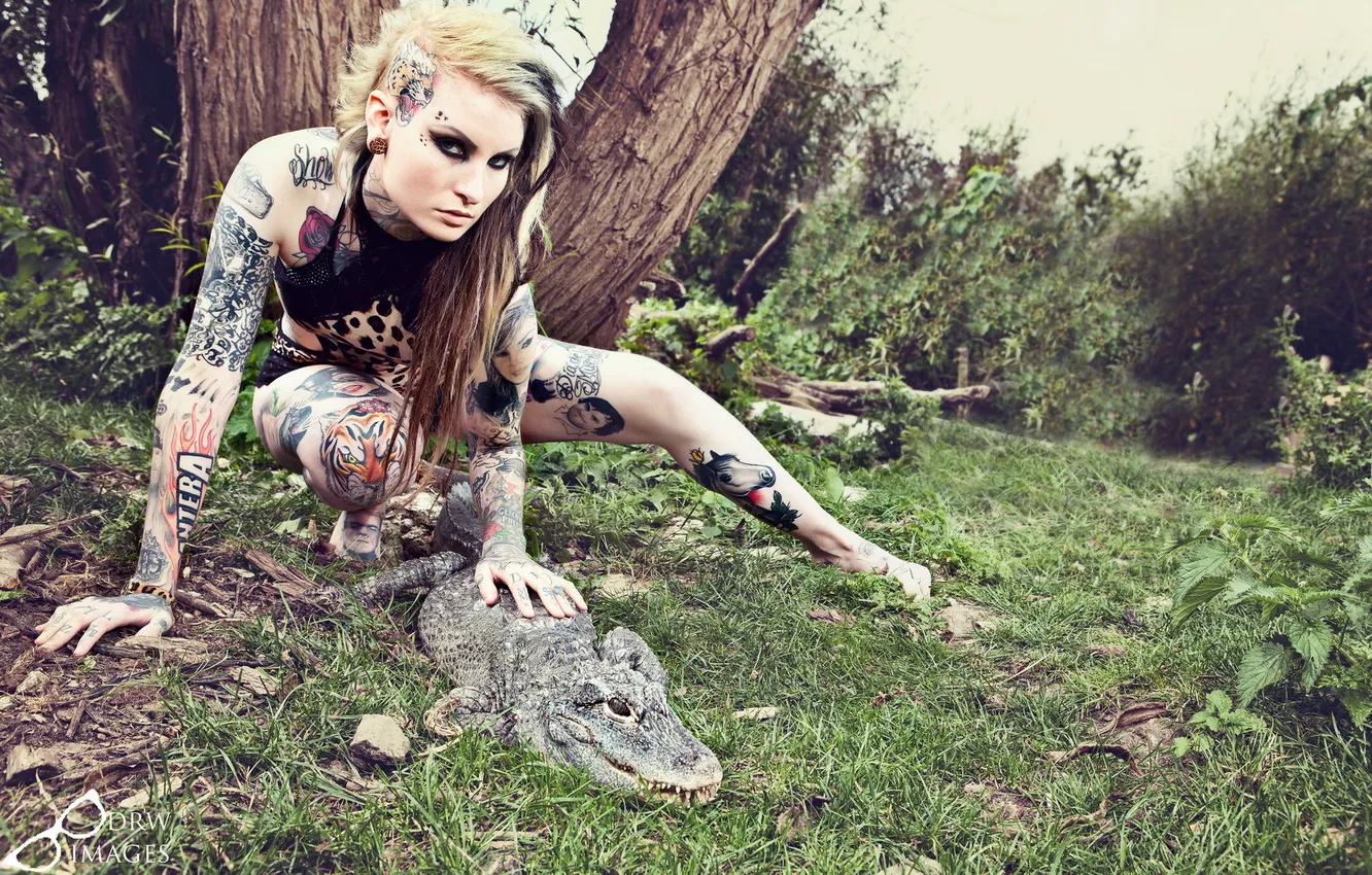 Фото обои девушка, крокодил, Lusy Logan