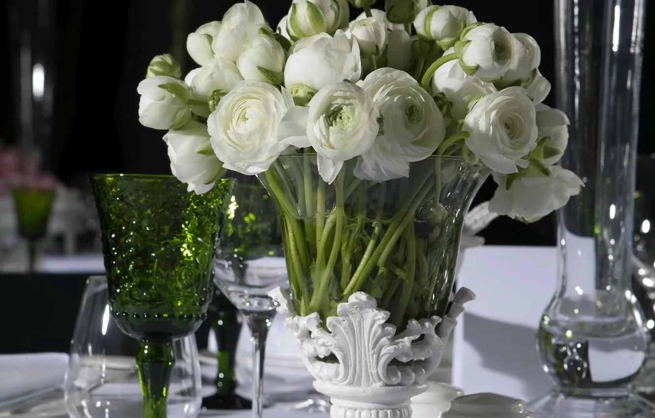 Фото обои цветы, стол, нежность, букет, ваза, ранункулюс, сервировка