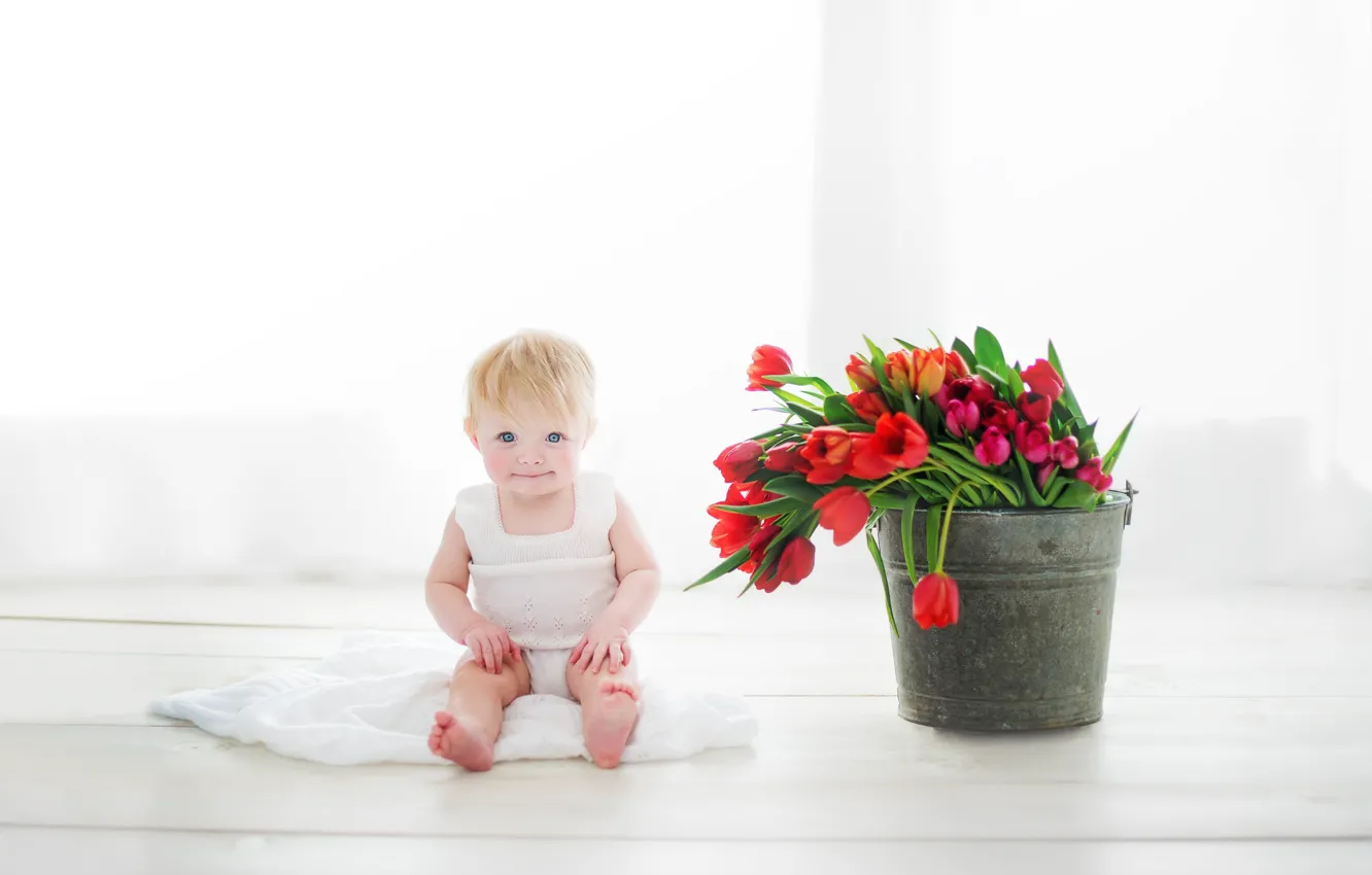 Фото обои цветы, девочка, ведро, тюльпаны