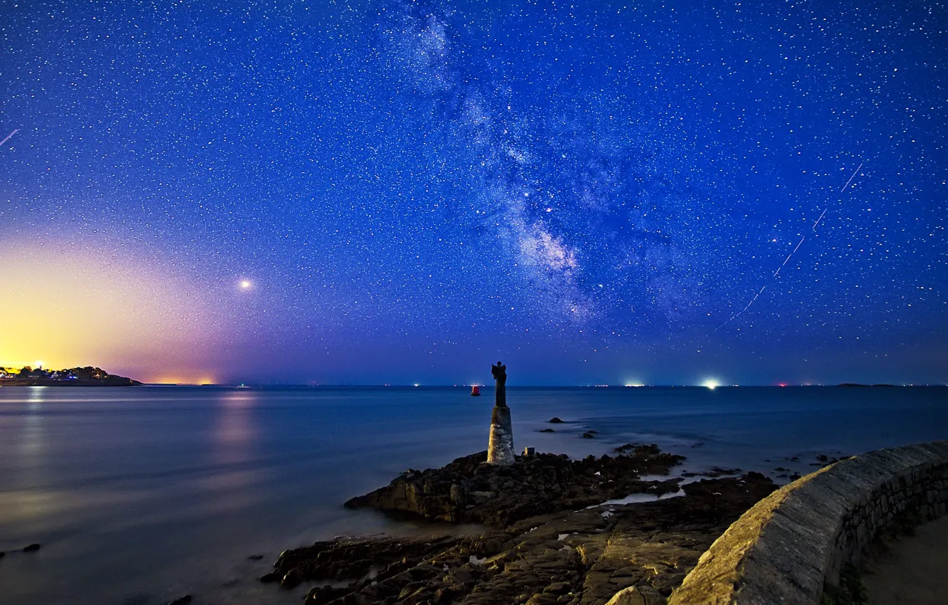 Фото обои море, ночь, Франция, статуя, млечный путь, France, Brittany, звёздное небо