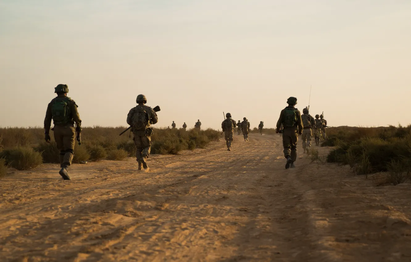 Фото обои дорога, солдаты, поход, патруль