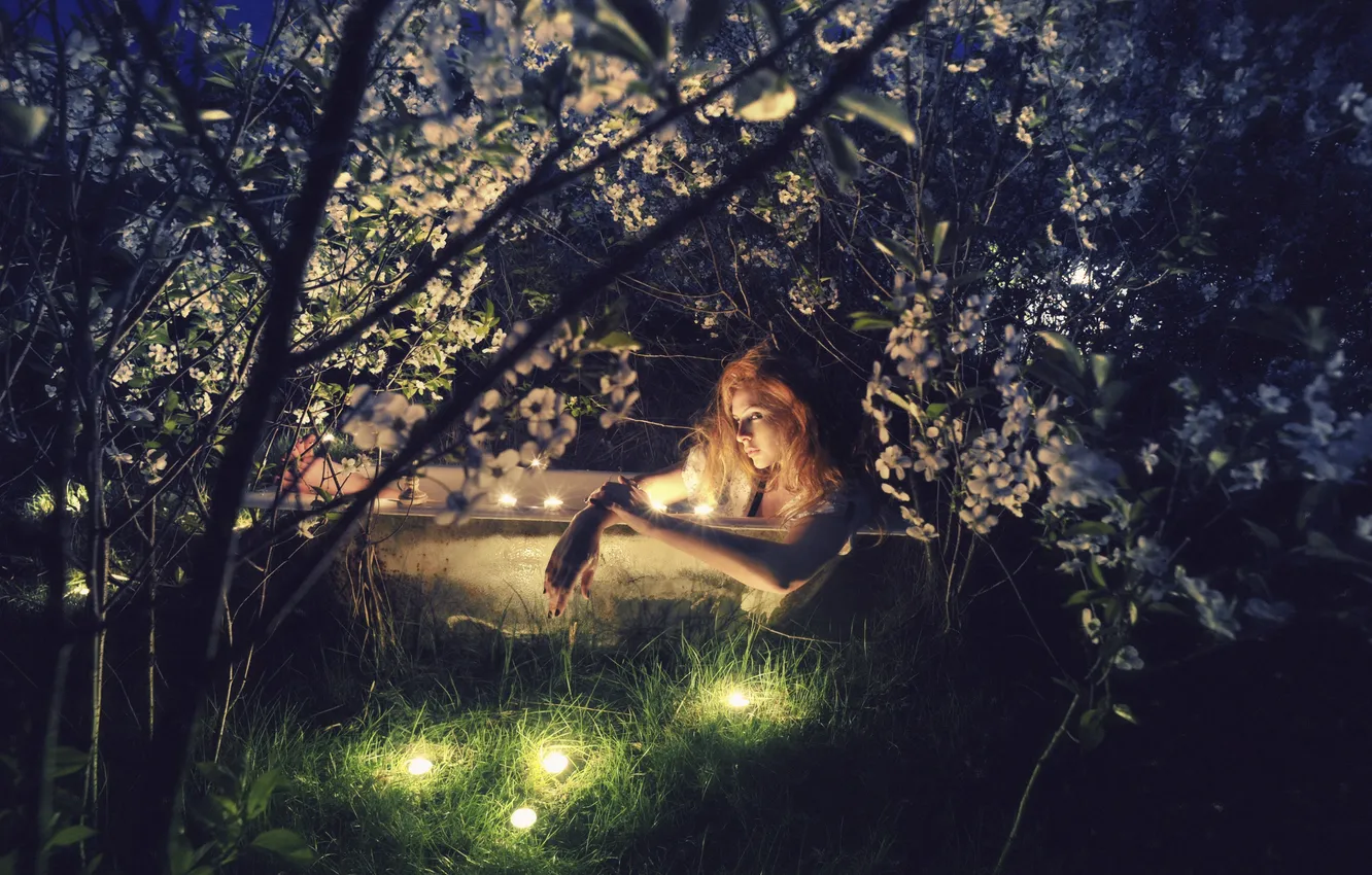 Фото обои трава, девушка, ночь, огни