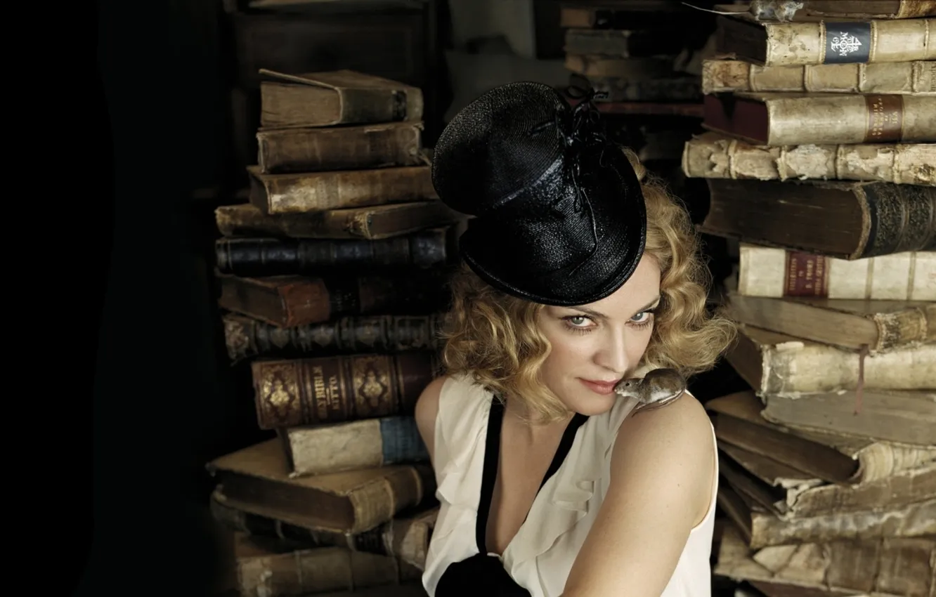 Фото обои взгляд, лицо, фон, книги, шляпа, мышка, актриса, певица
