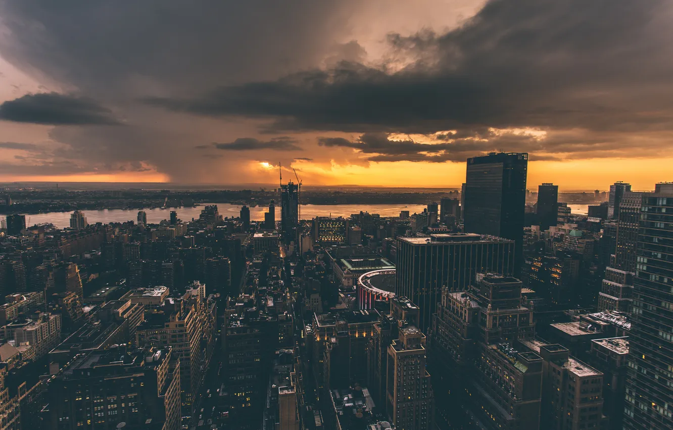 Фото обои облака, река, дождь, здания, Нью-Йорк, горизонт, сумерки, улицы