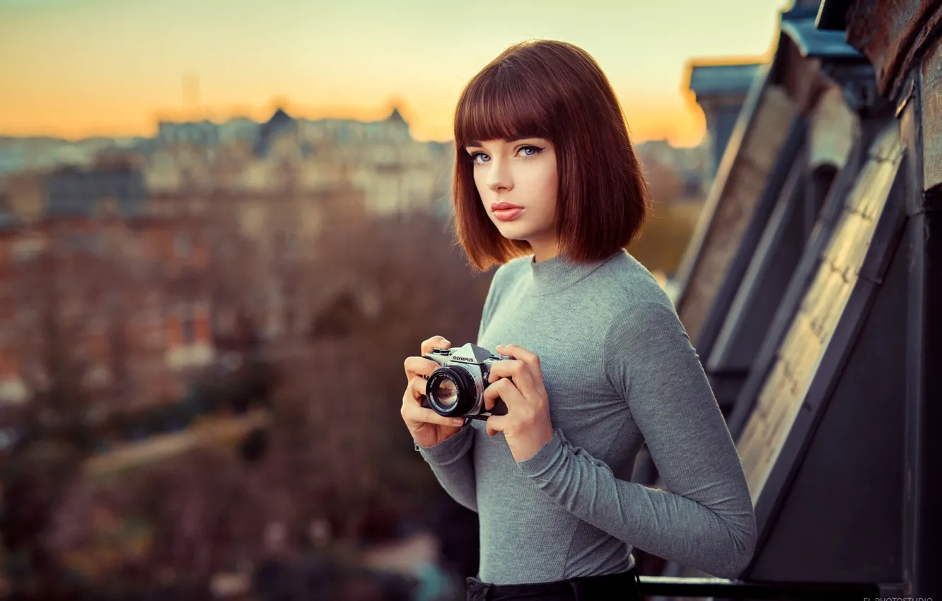 Фото обои взгляд, город, модель, портрет, макияж, прическа, фотоаппарат, шатенка