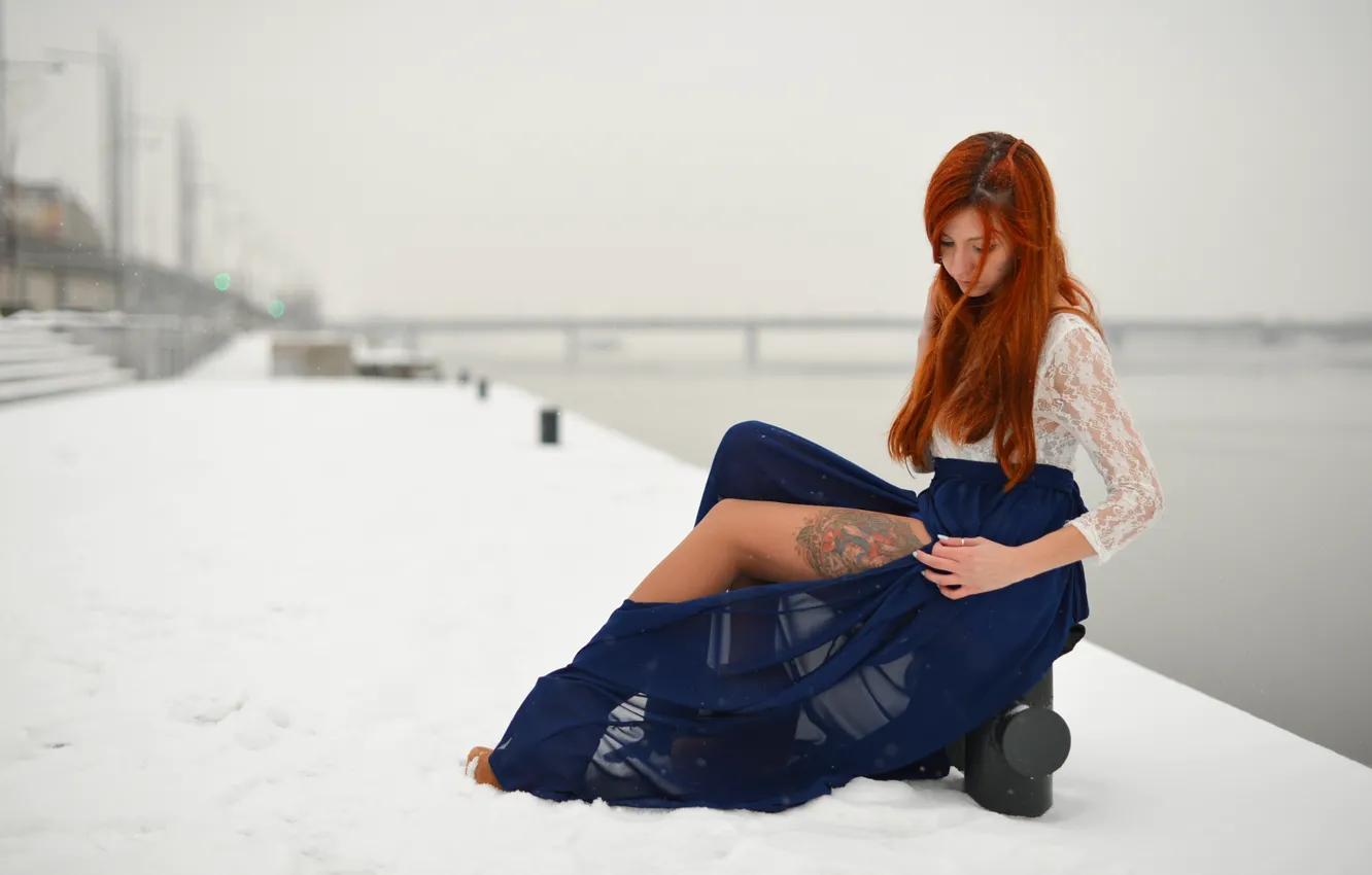 Фото обои зима, взгляд, девушка, лицо, фон, волосы, рыжая, ножка