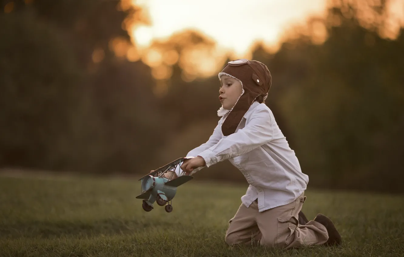 Фото обои трава, природа, игра, мальчик, ребёнок, самолётик, Larisa Korsikova