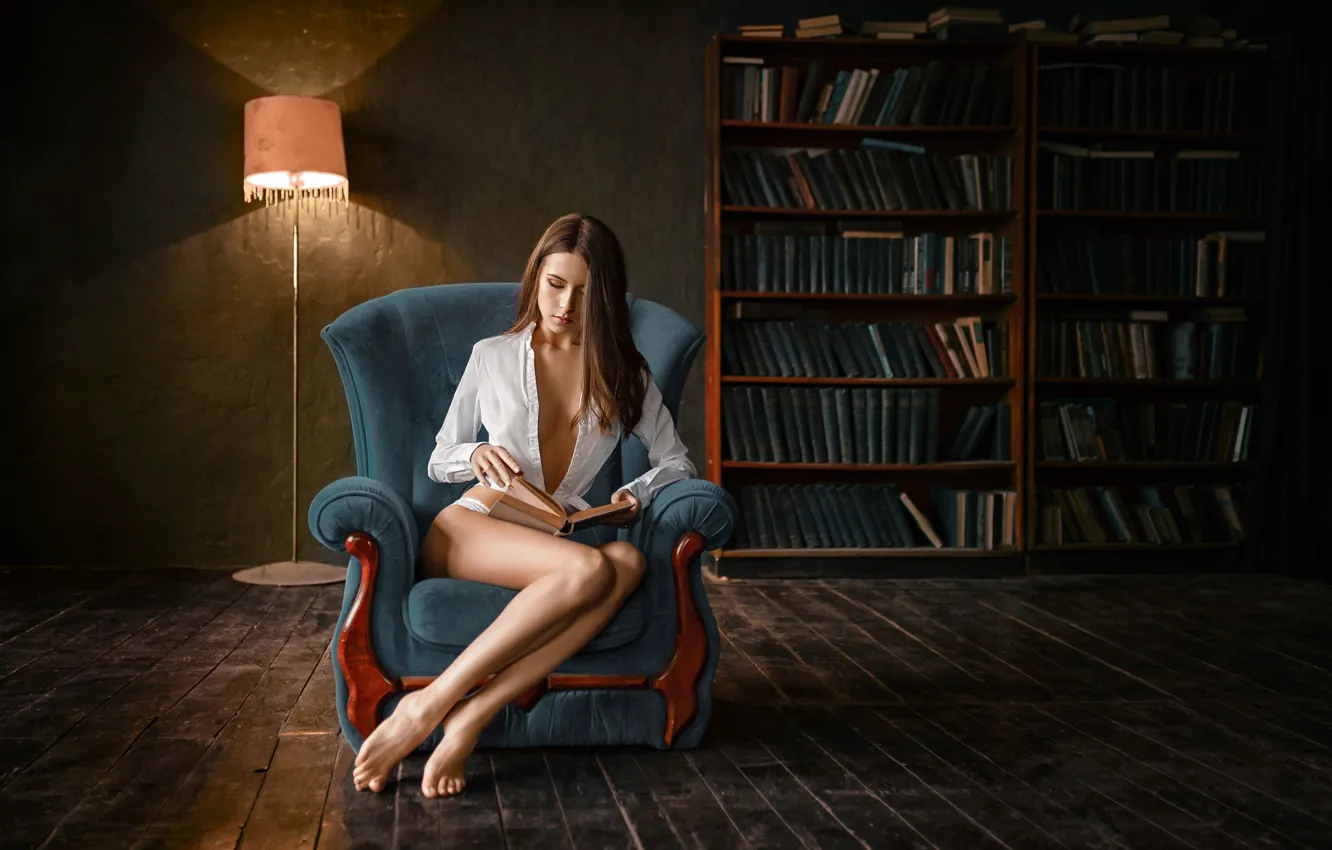 Фото обои макияж, декольте, книга, ножки, губки, Альберт Лесной