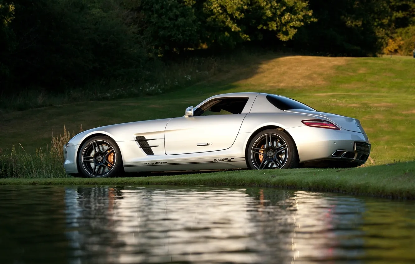 Фото обои вода, фон, Mercedes-Benz, серебристый, Мерседес, суперкар, вид сзади, AMG