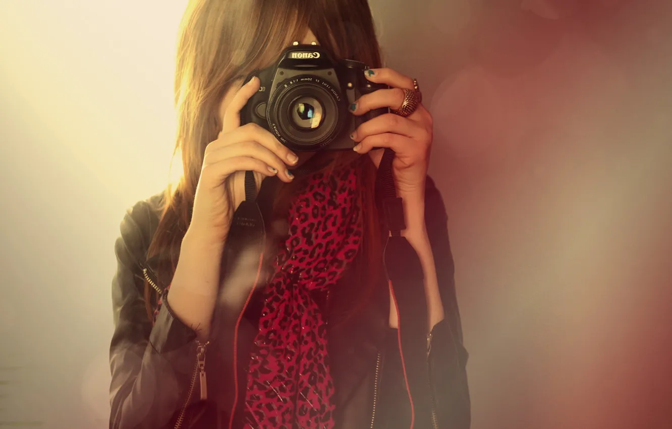 Фото обои девушка, кольца, камера, фотоаппарат, объектив, canon, челка