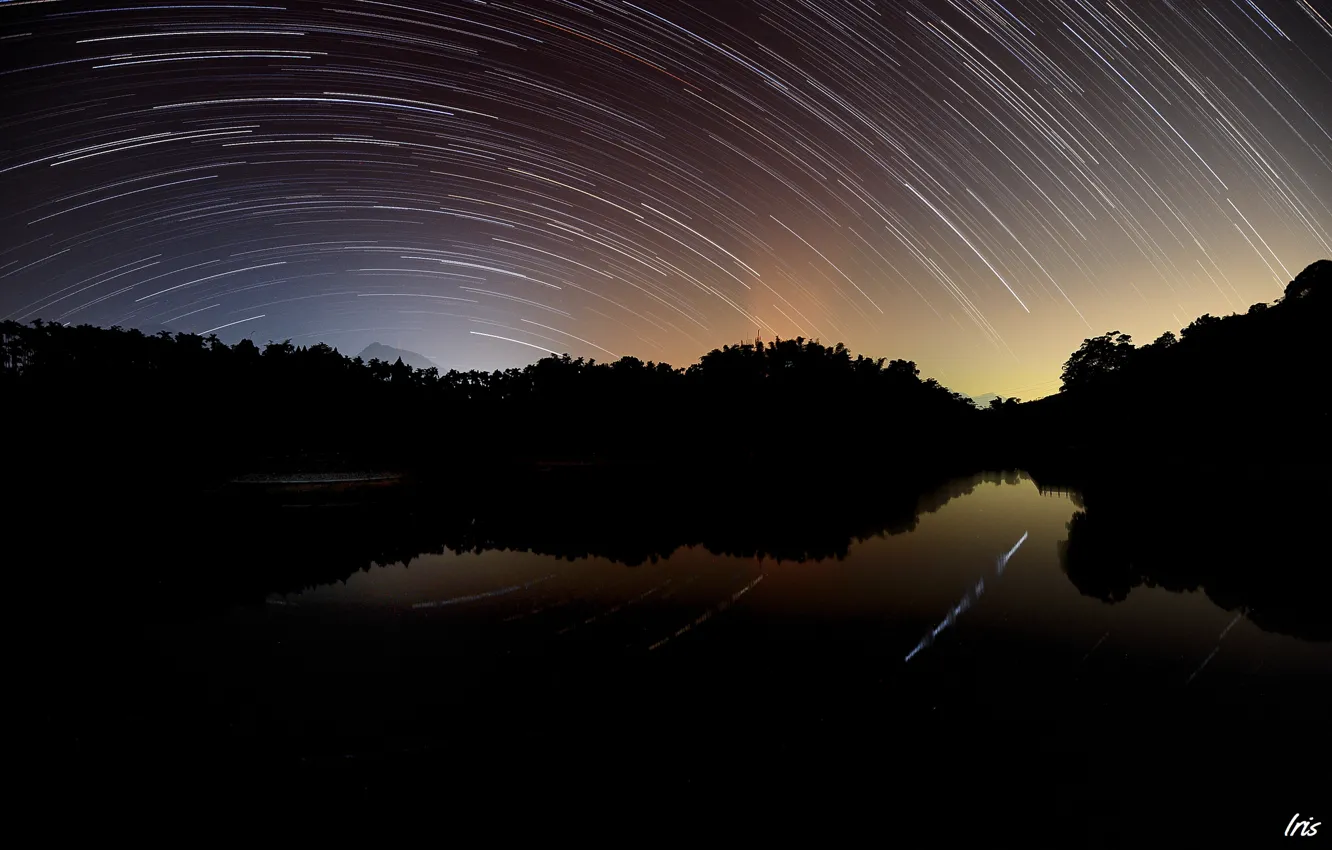 Фото обои деревья, круги, ночь, озеро, сумерки, звездное небо, съёмка