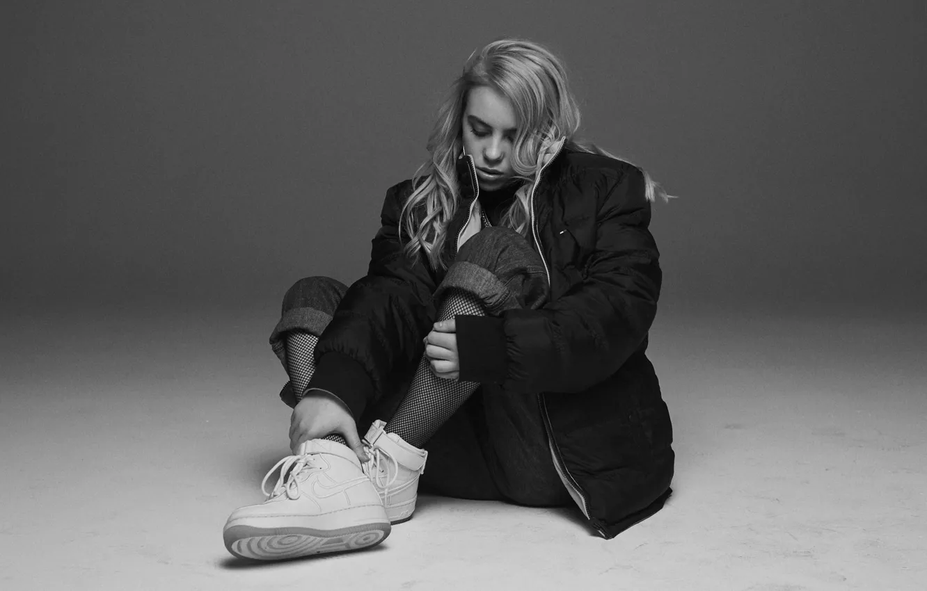 Фото обои black & white, куртка, блондинка, черно белое, певица, кроссовки, singer, Billie Eilish