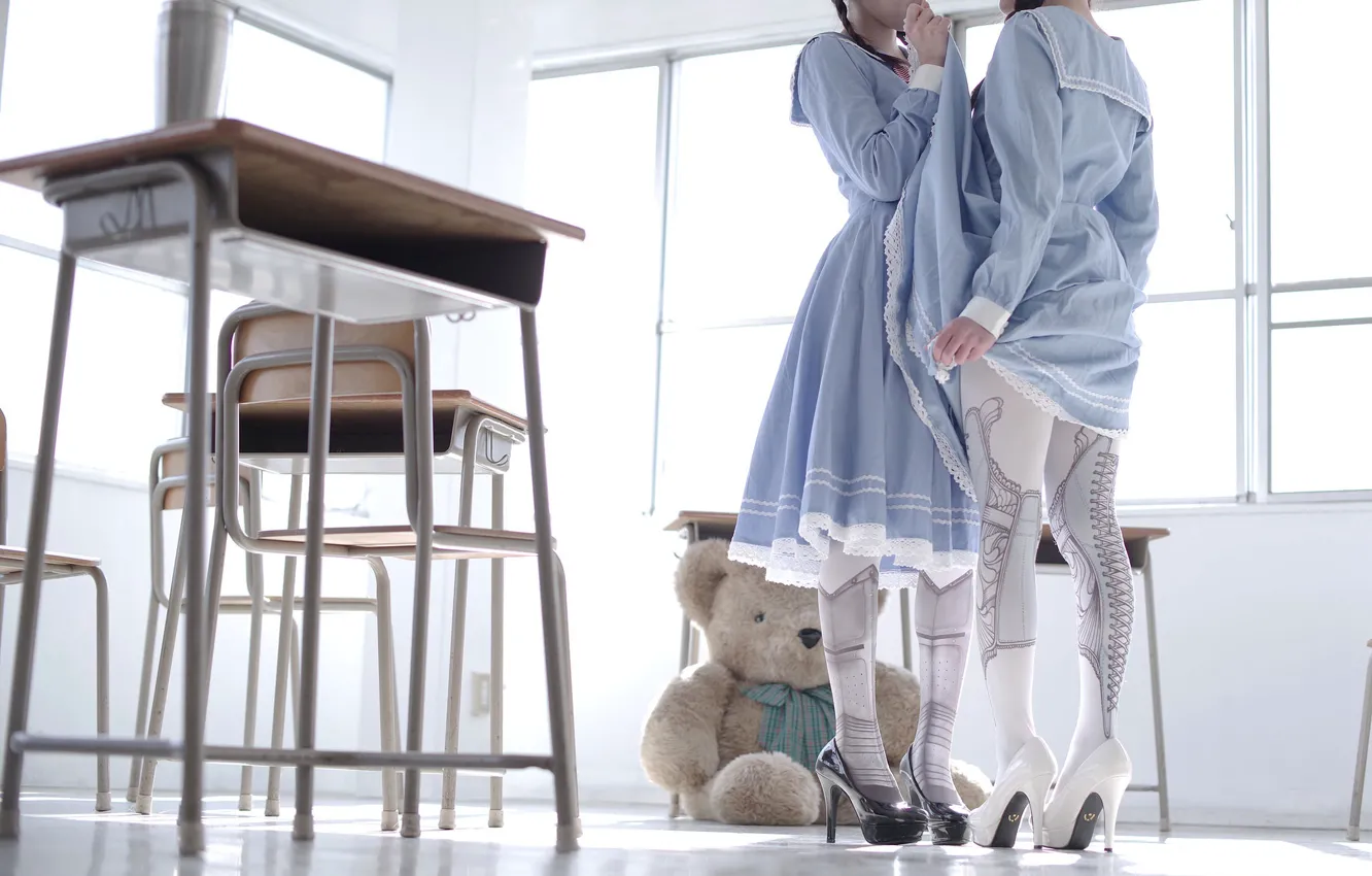Фото обои стиль, игрушка, платье, туфли, медвежонок, колготки, две девушки, плюшевый мишка