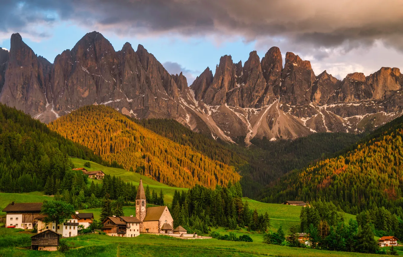 Фото обои лес, облака, свет, горы, скалы, ели, склон, Альпы