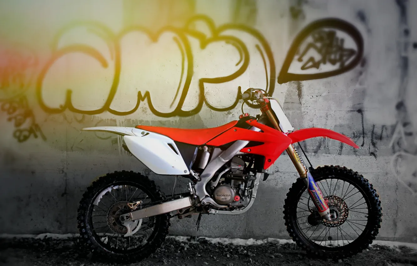 Фото обои белый, красный, стена, мотоцикл, графити