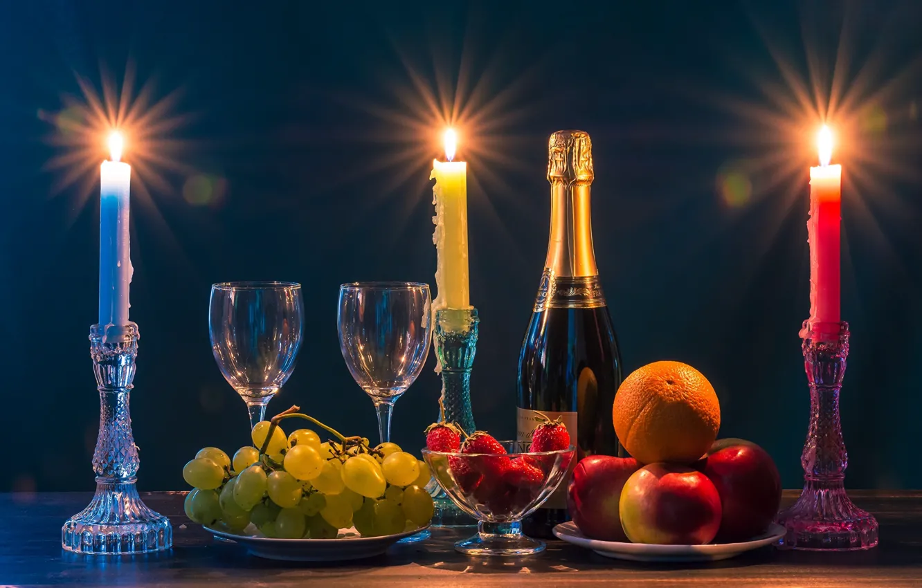 Фото обои романтика, апельсин, свечи, бокалы, клубника, виноград, шампанское