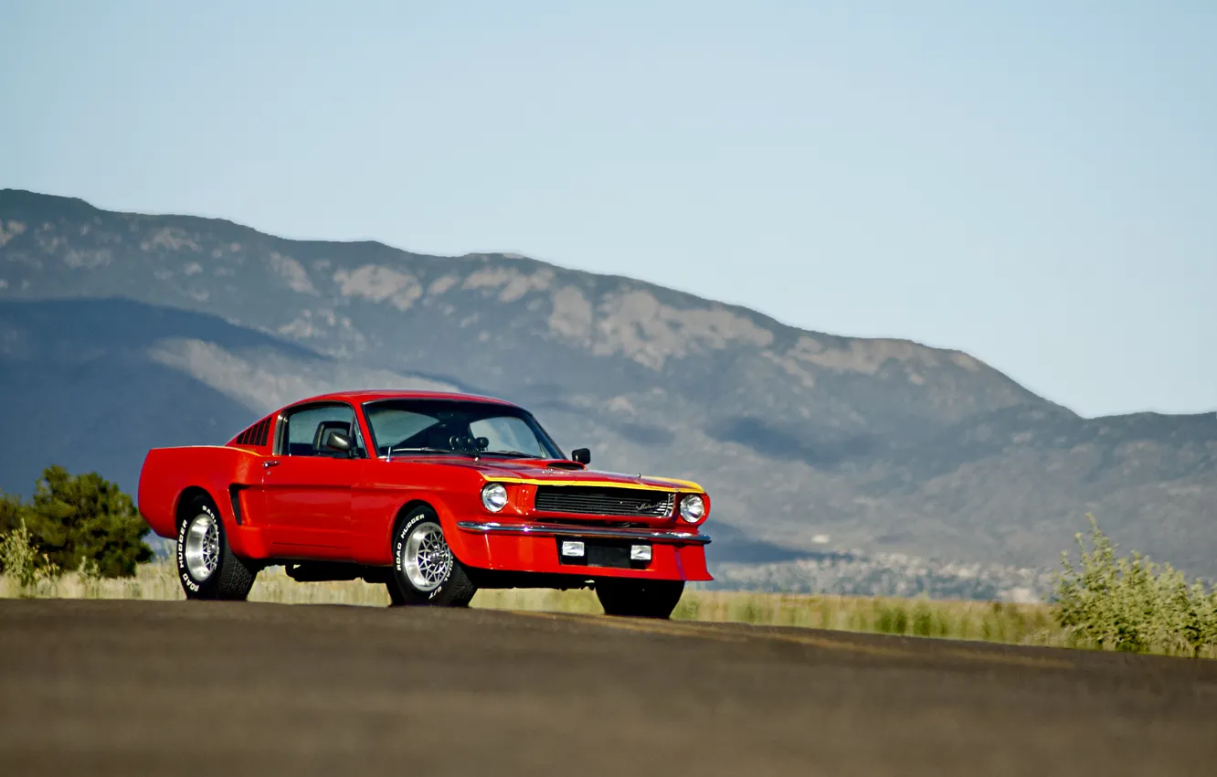 Фото обои дорога, небо, холмы, фары, Mustang, Ford, колеса, спереди