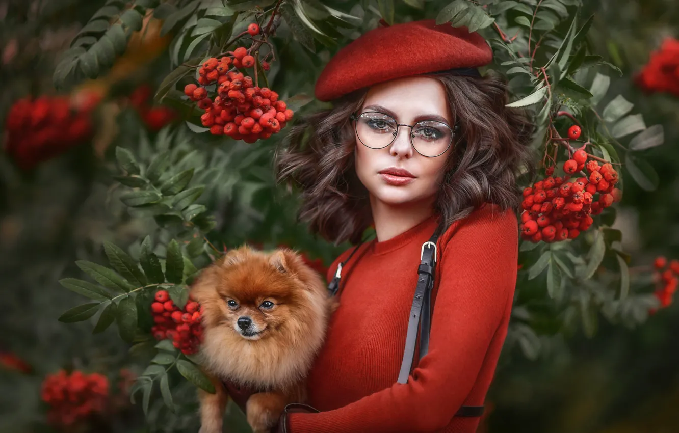 Фото обои взгляд, листья, девушка, ягоды, портрет, собака, очки, берет