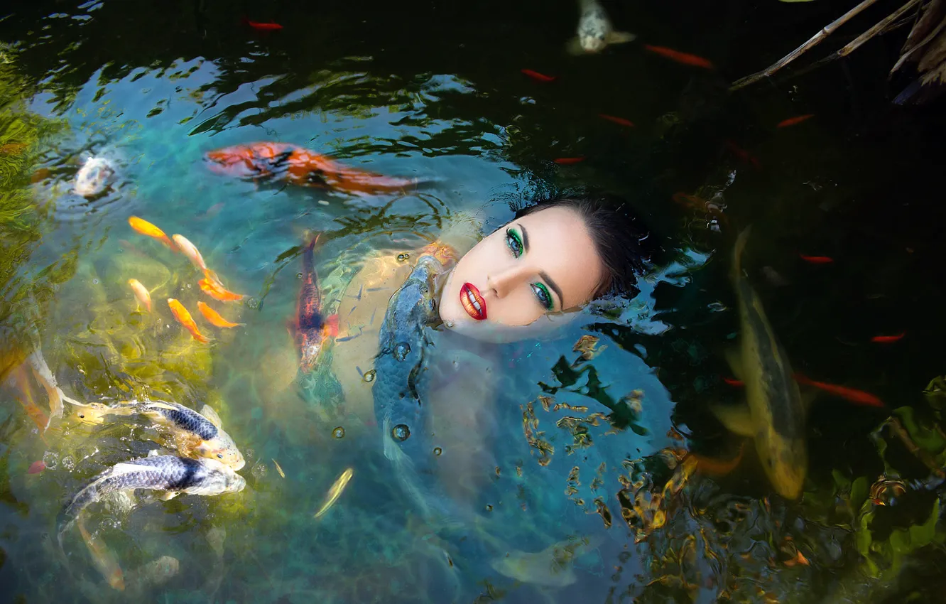 Фото обои девушка, рыбы, в воде, Fish girl in a pond