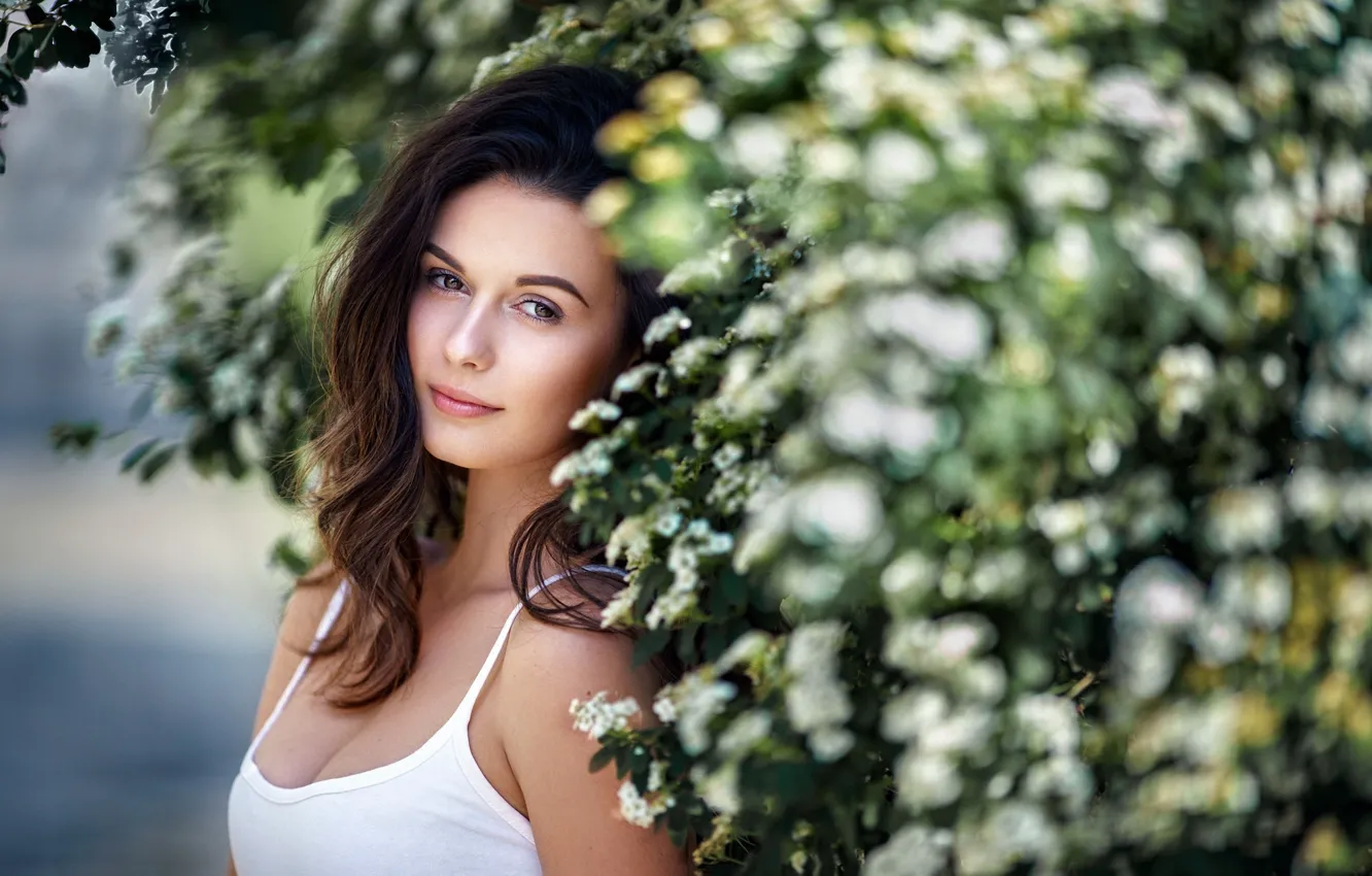 Фото обои girl, flowers, beautiful, model, look, charming