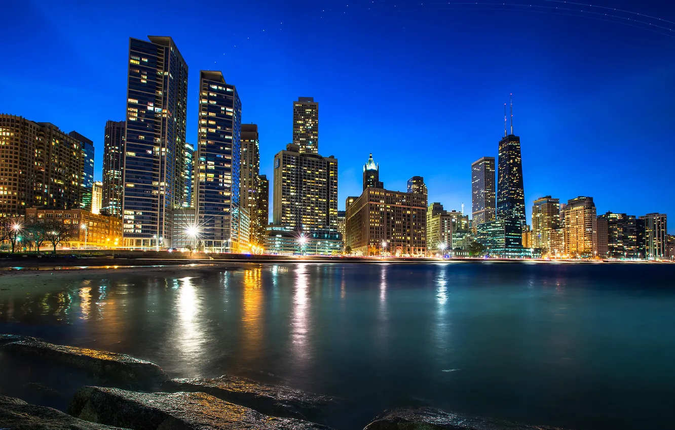 Фото обои ночь, город, огни, река, небоскребы, Чикаго, Иллинойс