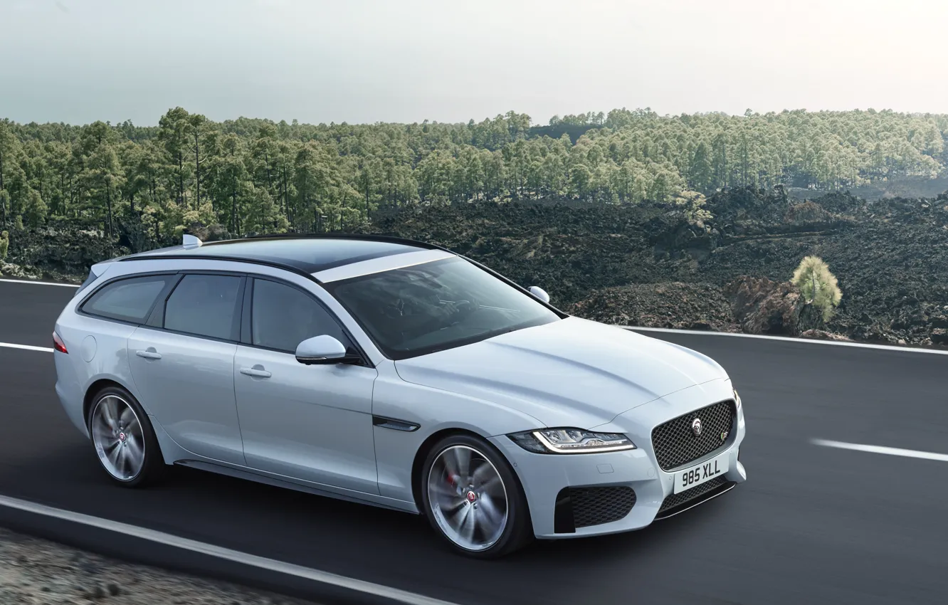 Фото обои дорога, белый, небо, деревья, движение, Jaguar, универсал, XF Sportbrake 25d AWD