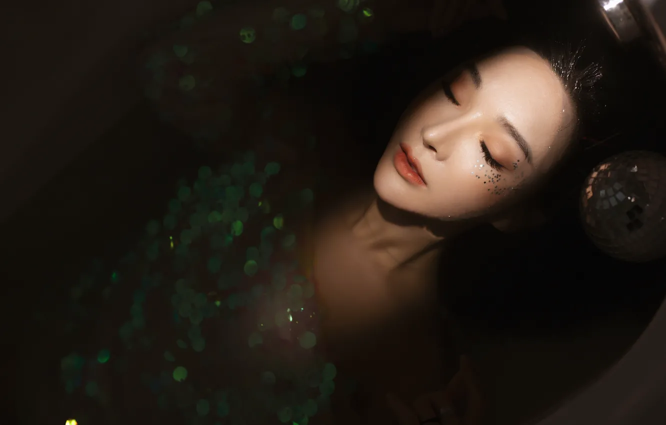Фото обои вода, девушка, свет, ванна, лежит, азиатка, закрытые глаза