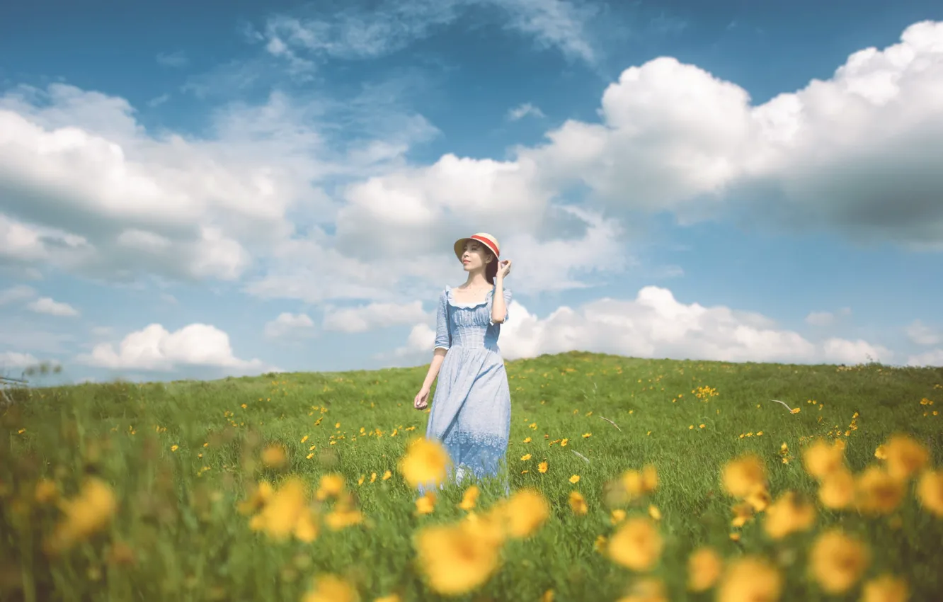 Фото обои поле, лето, девушка, облака, природа, луг, шляпка, прогулка