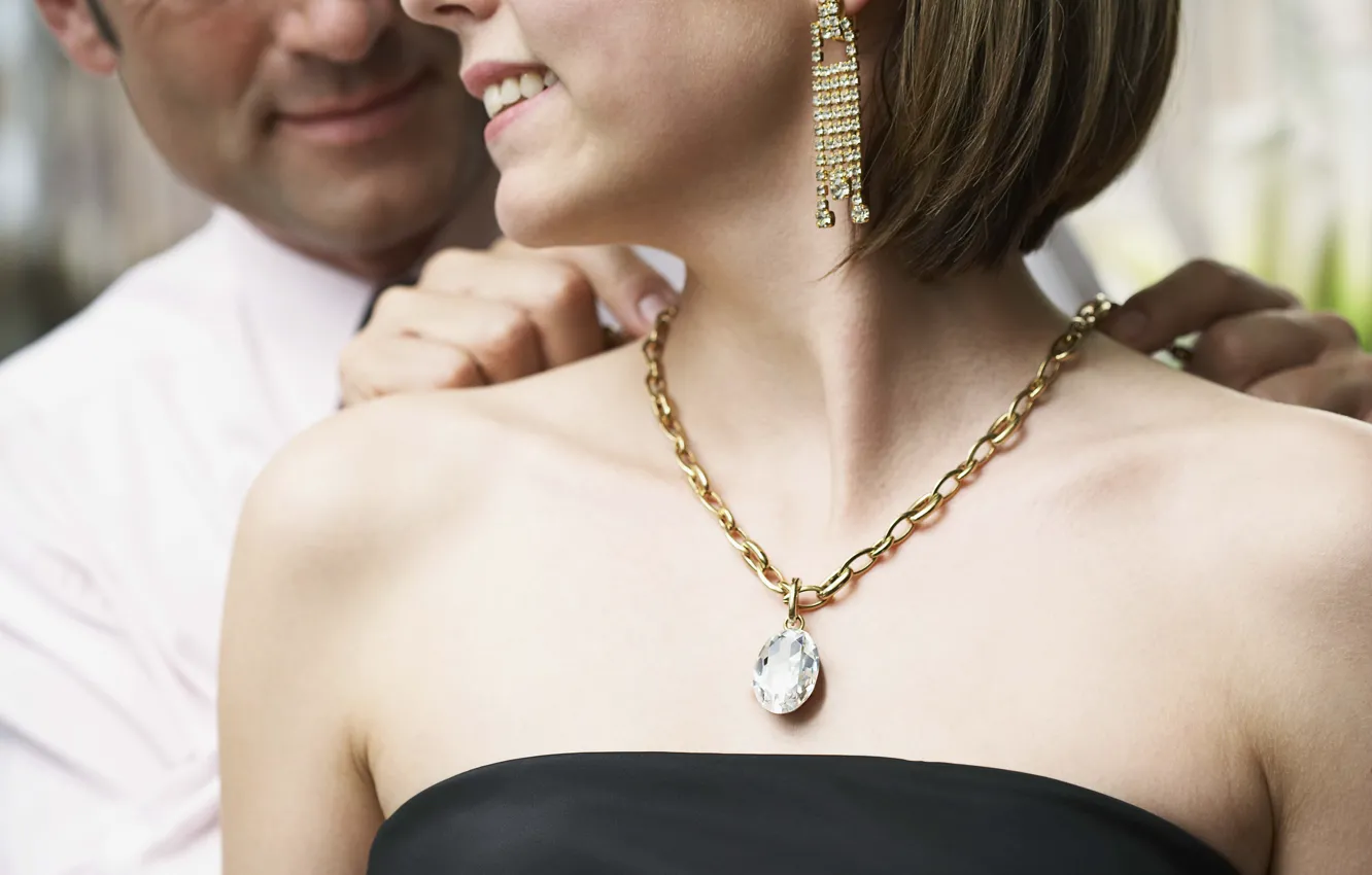 Фото обои золото, подарок, женщина, камень, бриллианты, кулон, мужчина, украшение