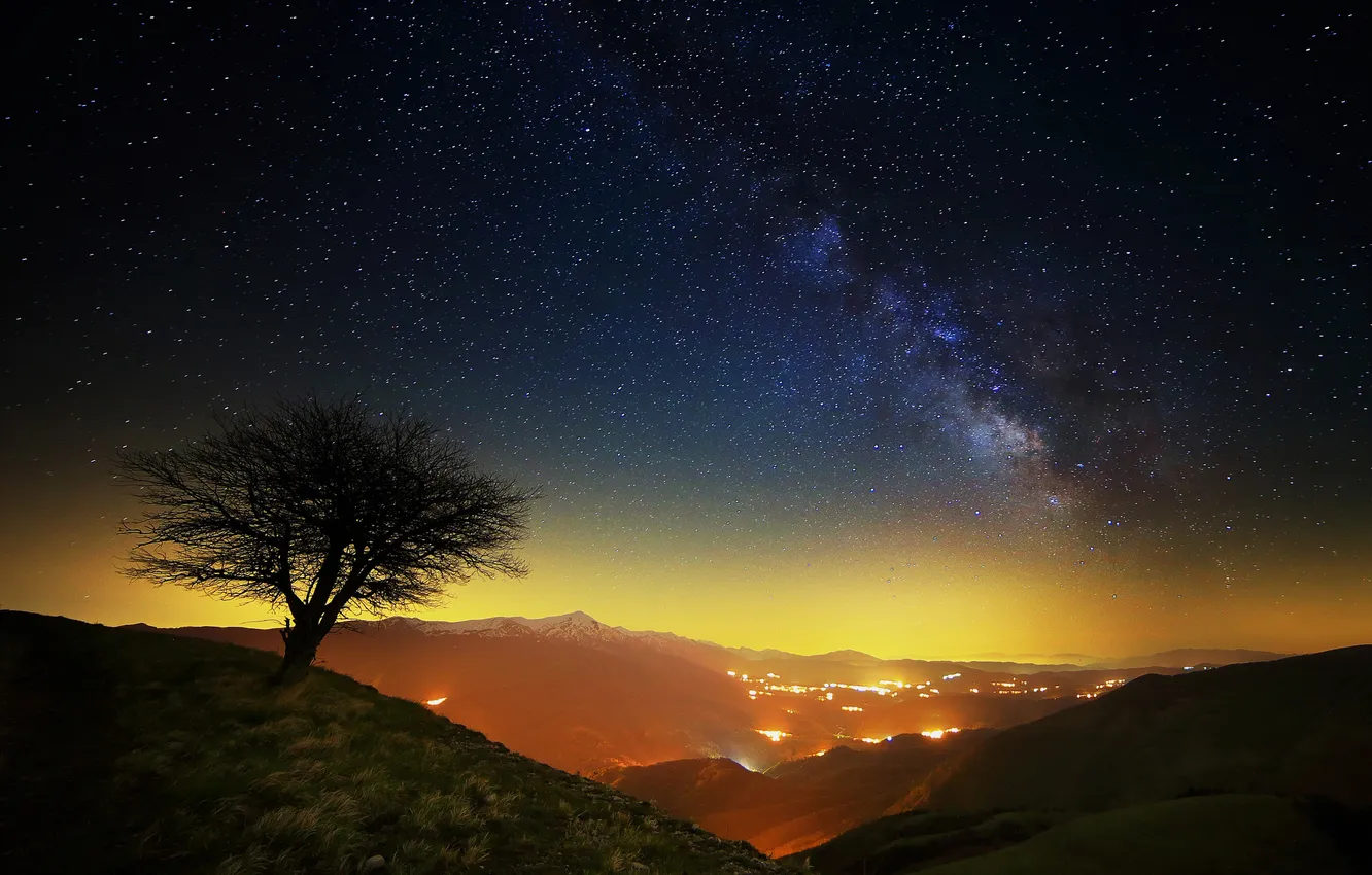 Фото обои звезды, горы, ночь, дерево, Италия, млечный путь, Национальный парк Сибиллини