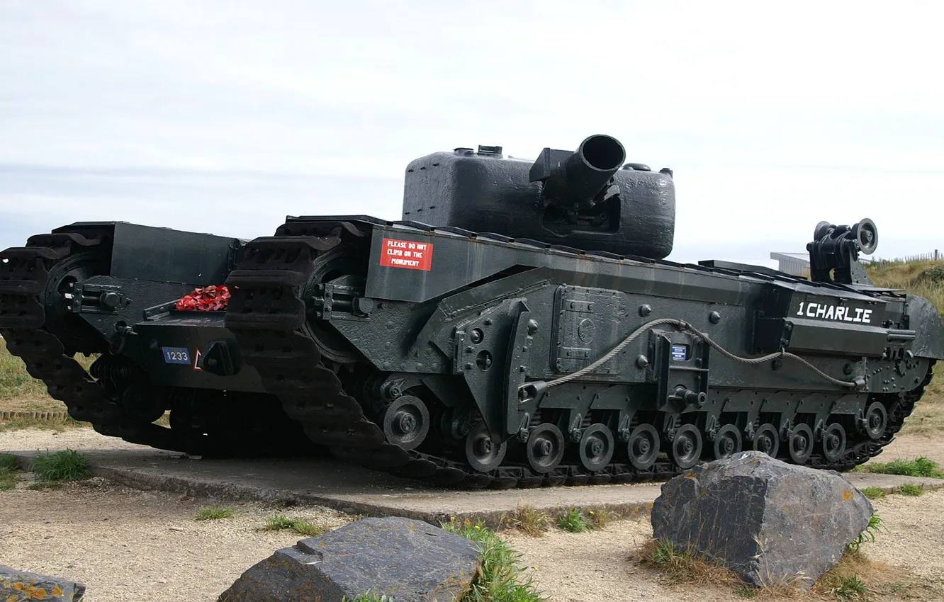 Фото обои Англия, танк, мемориал, гаубица, тяжело бронированный, медленный, CHURCHILL MK VI, Little Black Devils